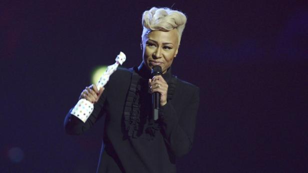 Emeli Sandé hält eine Auszeichnung bei einer Veranstaltung in der Hand.