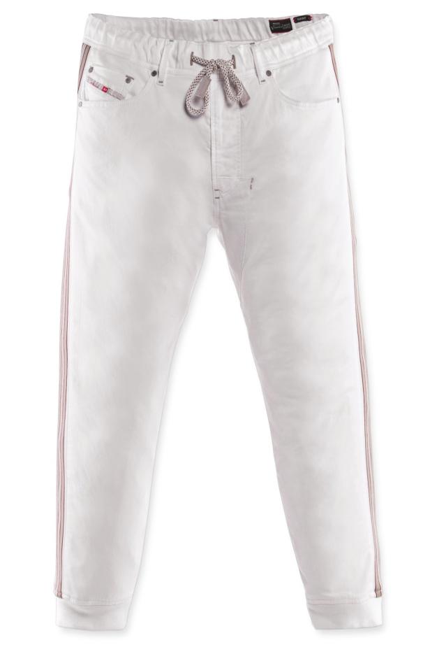 Eine weiße Hose mit Tunnelzug und seitlichen Streifen.