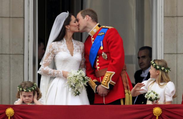 Prinz William und Kate Middleton küssen sich auf dem Balkon nach ihrer Hochzeit.