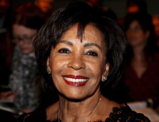 Ein Porträt der lächelnden Politikerin Dalia Grybauskaitė.