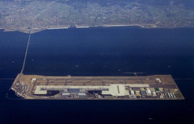 Luftaufnahme des Kansai International Airport, einer künstlichen Insel in der Bucht von Osaka.