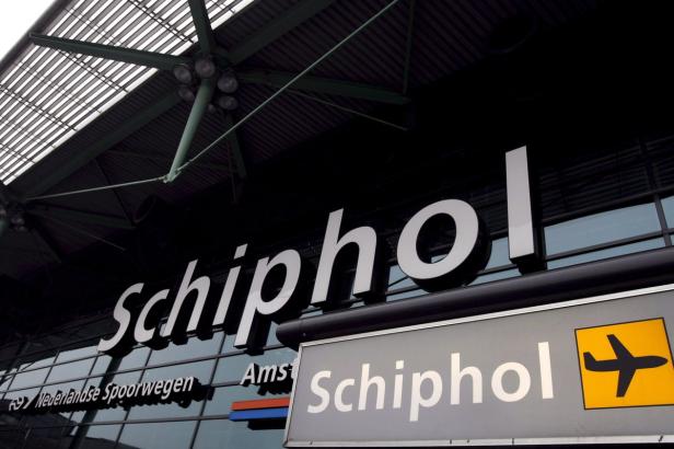 Das Schild des Flughafens Schiphol in Amsterdam.