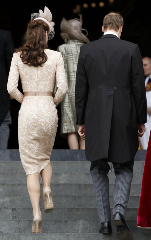 Kate Middleton und Prinz William steigen eine Treppe hinauf, von hinten gesehen.