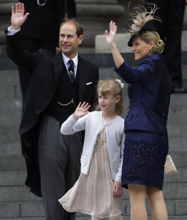 Prinz Edward, Sophie von Wessex und ihre Tochter winken lächelnd in die Menge.
