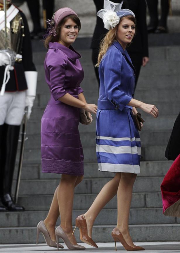 Prinzessin Eugenie und Prinzessin Beatrice bei einer Veranstaltung.