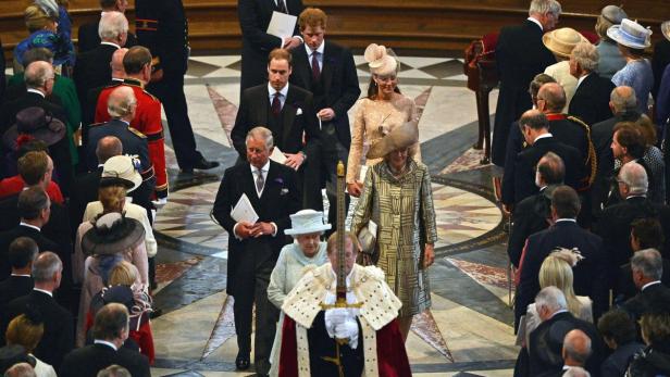 König Charles, Königin Camilla und weitere Mitglieder der königlichen Familie nehmen an einer Veranstaltung teil.