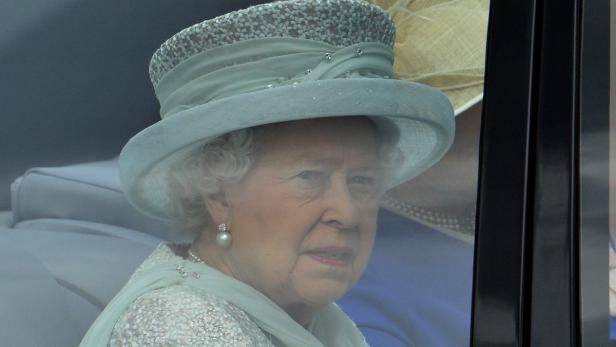 Königin Elisabeth II. mit hellblauem Hut und Perlenohrring.