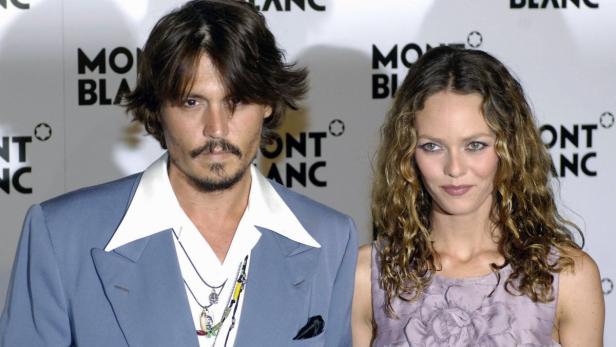 Johnny Depp und Vanessa Paradis posieren vor einer Montblanc-Wand.