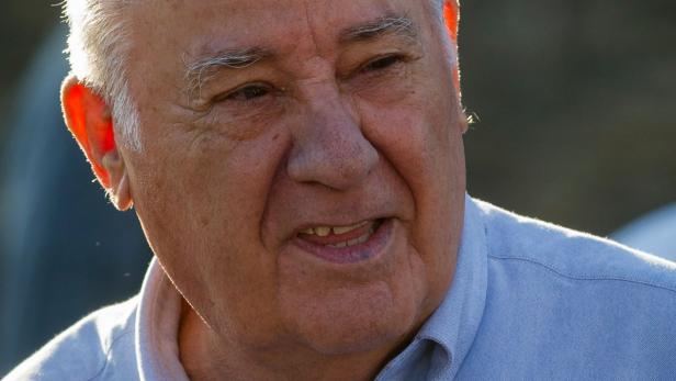 Nahaufnahme eines älteren Mannes in einem hellblauen Hemd, der lächelt.