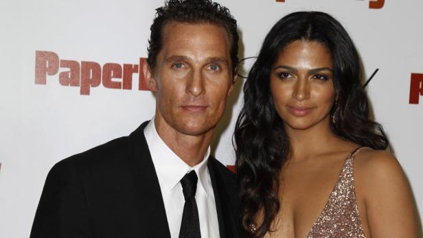 Matthew McConaughey und Camila Alves posieren auf einem roten Teppich.