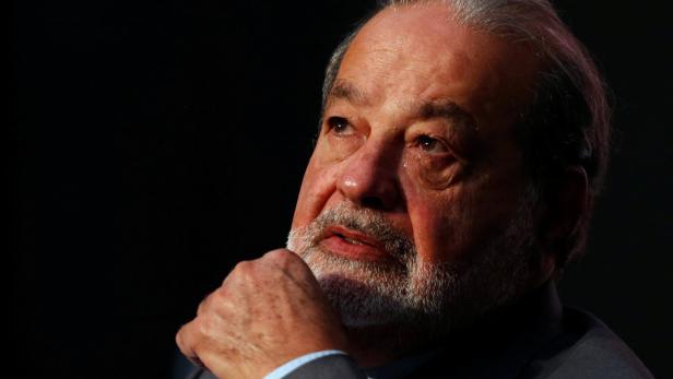 Carlos Slim denkt nach, die Hand ans Kinn gelegt.