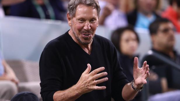 Larry Ellison gestikuliert während einer Veranstaltung vor Publikum.