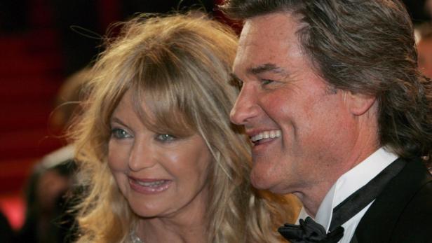 Goldie Hawn und Kurt Russell lächeln auf einer Veranstaltung.