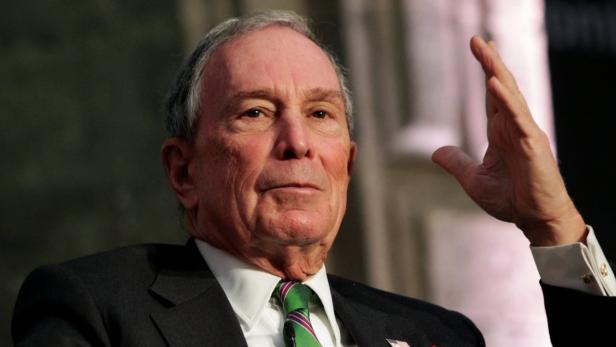 Michael Bloomberg hebt seine Hand.