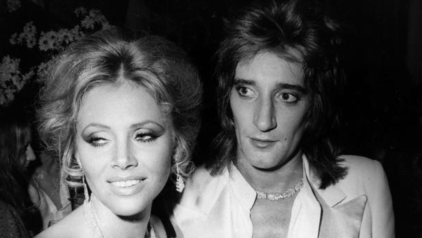 Ein Schwarzweißfoto von Britt Ekland und Rod Stewart, beide mit Halsketten.