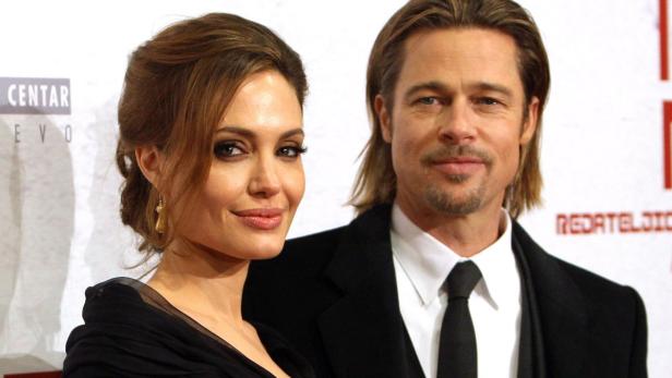 Angelina Jolie und Brad Pitt posieren auf einem Event.