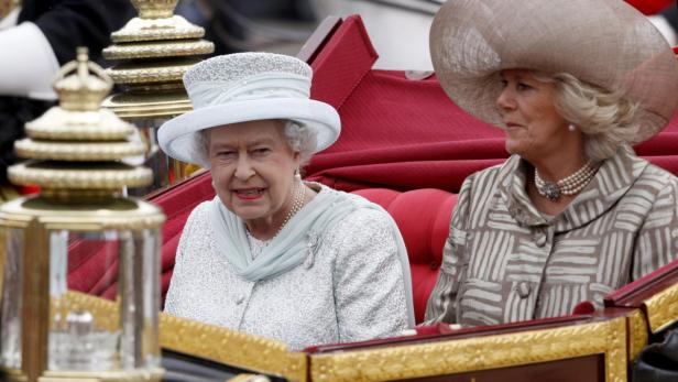 Königin Elisabeth II. und Königin Camilla fahren in einer Kutsche.