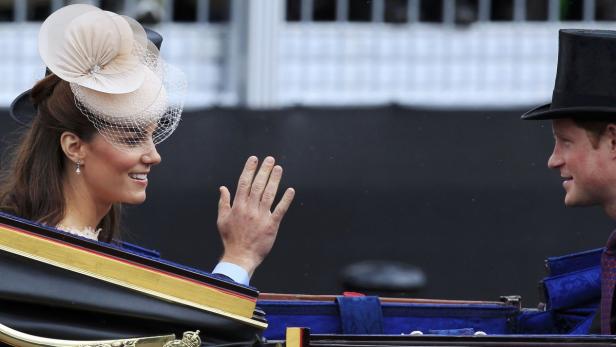 Kate Middleton und Prinz Harry winken aus einer Kutsche.