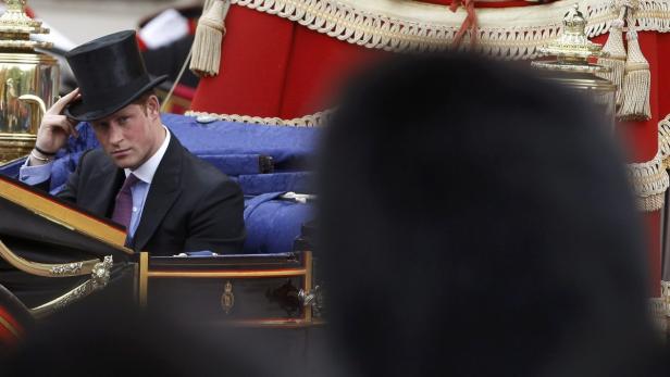 Prinz Harry mit Zylinder in einer Kutsche.