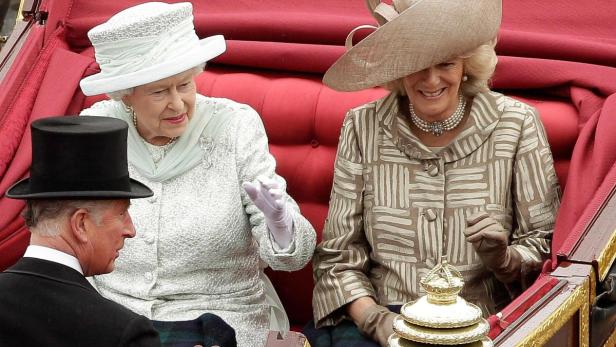 Königin Elisabeth II. und Königin Camilla fahren in einer Kutsche.
