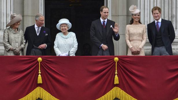 Mitglieder der königlichen Familie auf dem Balkon des Buckingham Palace.