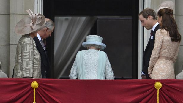 König Charles, Königin Camilla, Königin Elisabeth, Prinz William und Prinzessin Kate auf einem Balkon.