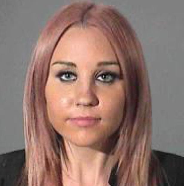 Ein Porträt von Amanda Bynes mit rosafarbenem Haar und dunklem Augen-Make-up.