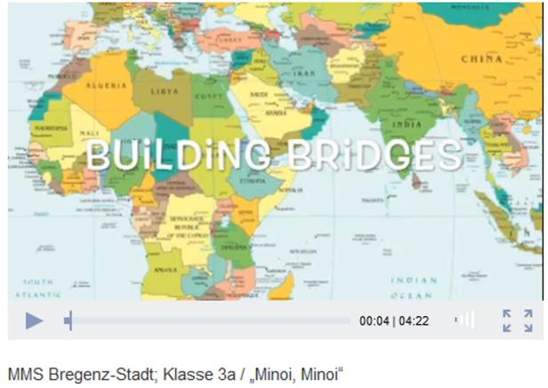 Eine Weltkarte mit dem Schriftzug „Building Bridges“.