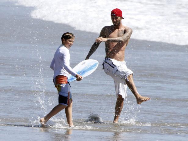 David Beckham mit seinem Sohn am Strand.
