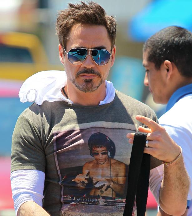Robert Downey Jr. mit Sonnenbrille und einem T-Shirt mit einem DJ-Motiv.