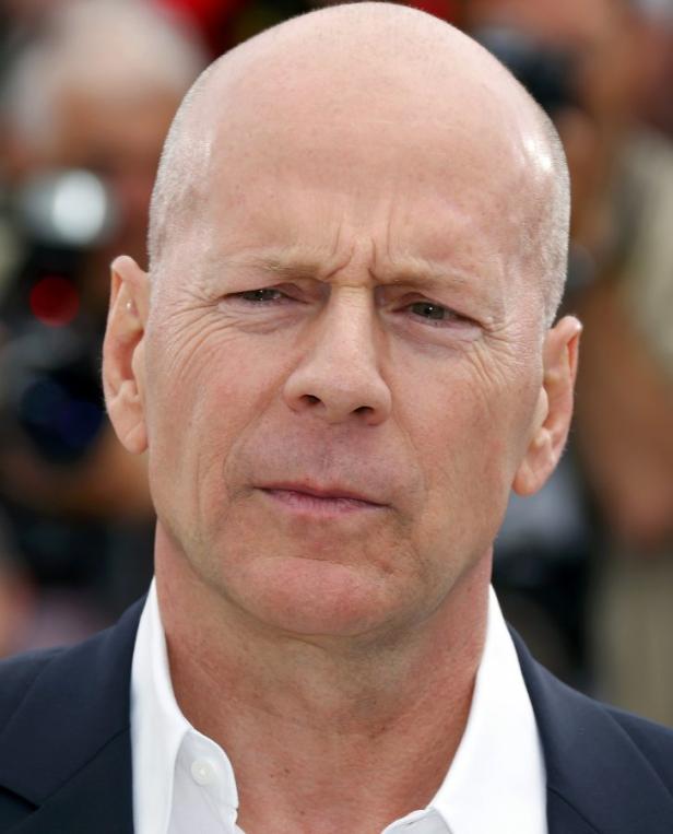 Porträt von Bruce Willis mit ernstem Gesichtsausdruck.