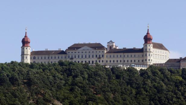 Stift Melk thront auf einem Hügel über der Donau.