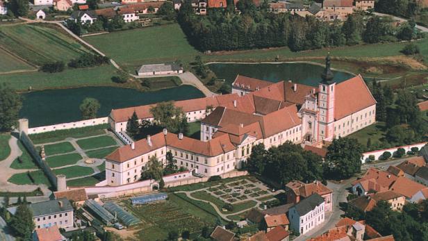 Luftaufnahme des Klosters Fürstenfeld mit seinen Gärten und Teichen.