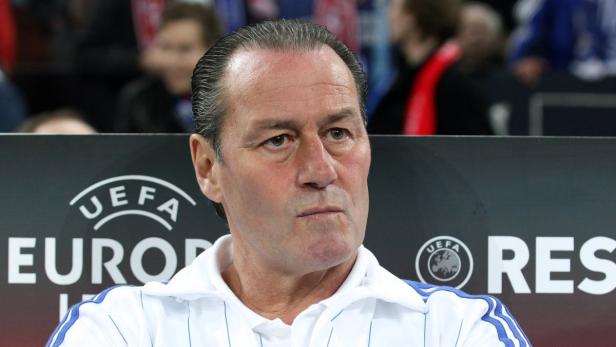 Ein Mann in Sportkleidung sitzt vor einem UEFA-Banner.