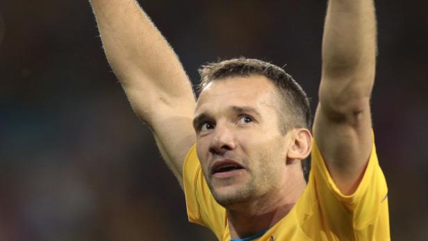 Andrij Schewtschenko jubelt mit erhobenen Armen.
