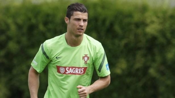 Cristiano Ronaldo in einem grünen Trikot mit dem portugiesischen Wappen.