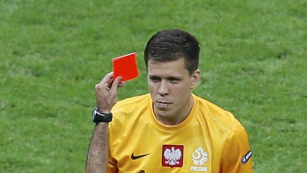Ein polnischer Fußballschiedsrichter zeigt die Rote Karte.