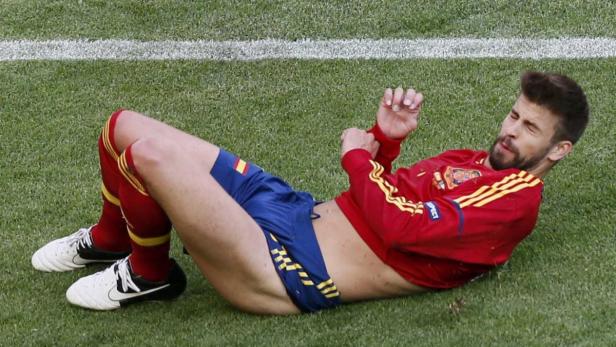 Gerard Piqué liegt während eines Fußballspiels auf dem Rasen.