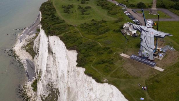 Eine „Roy the Redeemer“-Statue steht an den Kreidefelsen von Dover.