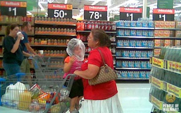 Ein Kind mit einer Plastiktüte über dem Kopf in einem Walmart-Geschäft.