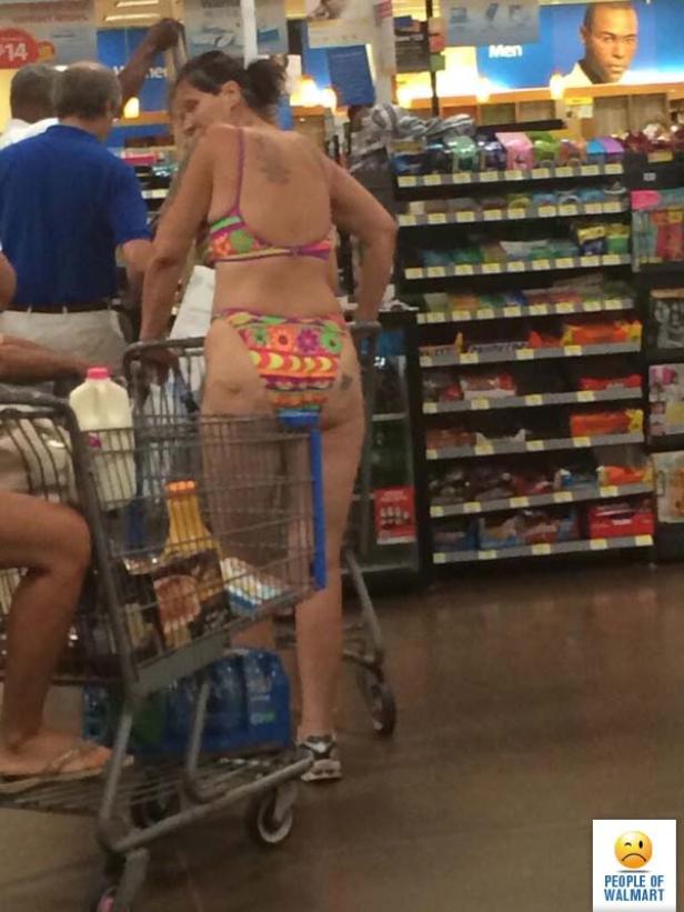 Eine Frau im Bikini schiebt einen Einkaufswagen in einem Supermarkt.