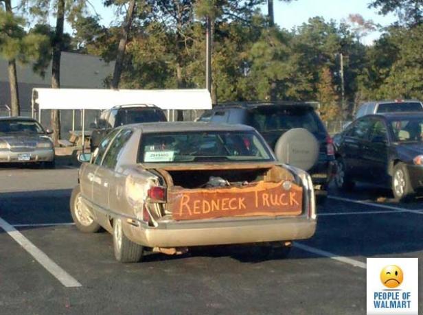 Ein Auto mit entferntem Kofferraum und der Aufschrift „Redneck Truck“ parkt auf einem Parkplatz.