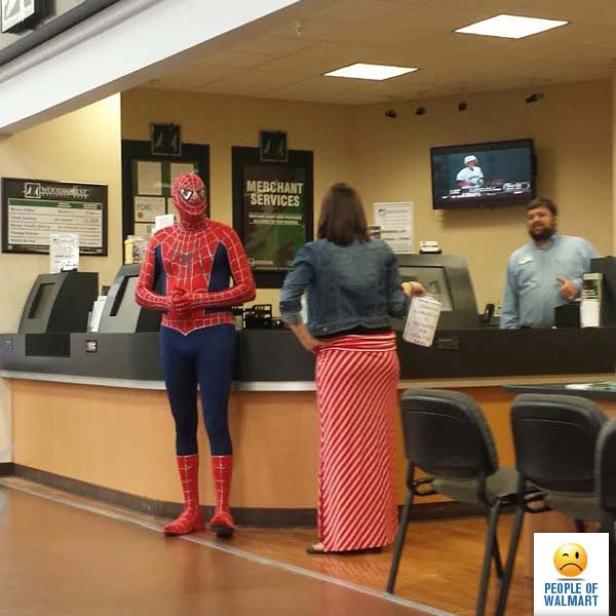Spider-Man steht an einem Schalter in einem Geschäft, während eine Frau wartet.