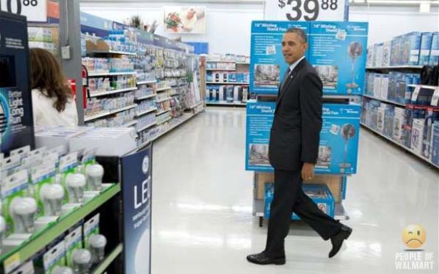 Barack Obama geht durch einen Walmart-Gang.