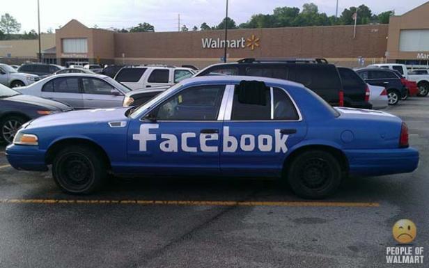Ein blaues Auto mit dem „Facebook“-Logo parkt vor einem Walmart.