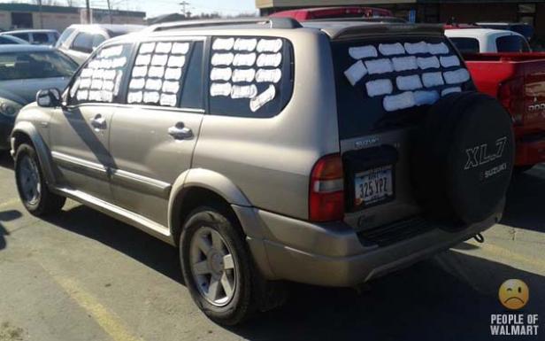 Ein Suzuki XL7, dessen Scheiben mit Haftnotizen beklebt sind.