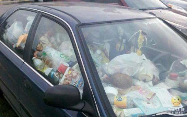 Ein Auto ist bis zum Dach mit Müll und Wertstoffen gefüllt.