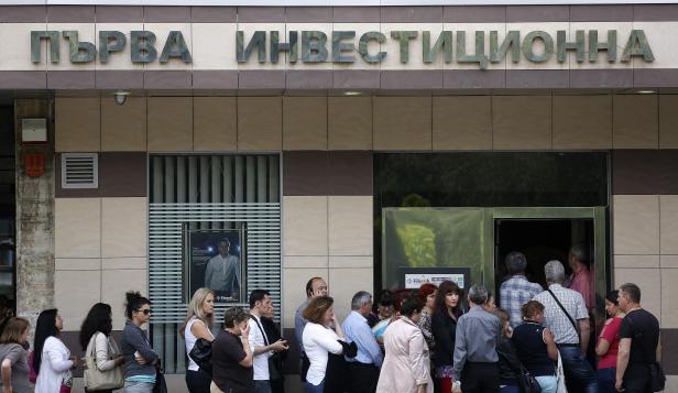 Eine Menschenschlange vor einer Filiale der „Първа инвестиционна“ (Erste Investmentbank).