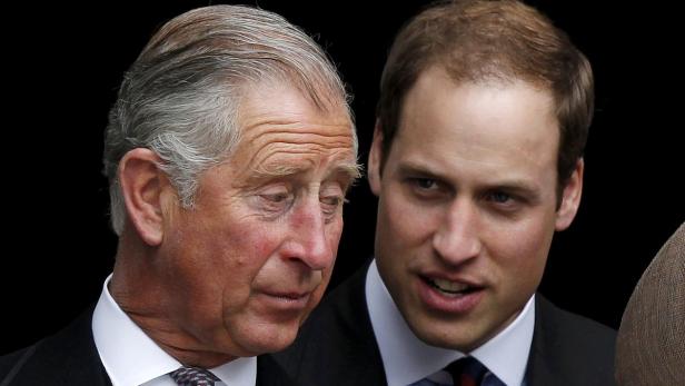 Ein Porträt von König Charles III. und Prinz William.