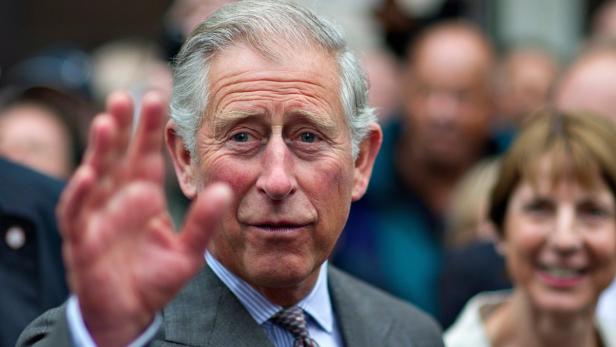 König Charles winkt in die Menge.